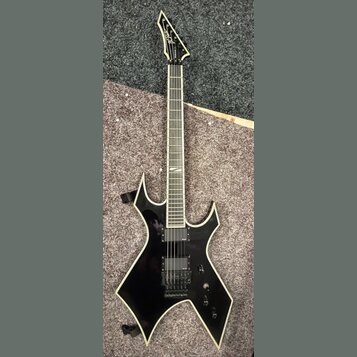 Černá elektrická kytara s ostrými hranami korpusu a hlavy, zakončená bílým lemováním. Na hlavě je bílý nápis "BC Rich". Nástroj má dva humbuckery, tř…