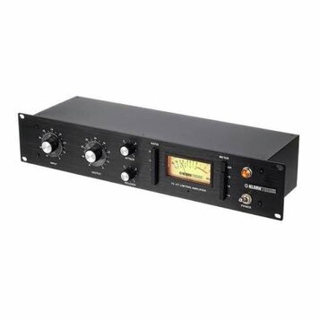 Černý rackový audio procesor s kovovým předním panelem. Na panelu jsou čtyři otočné ovladače s popisky INPUT, INPUT, ATTEN a RELEASE, analogový VU me…