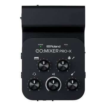Černý kompaktní mixér s nápisy Roland a GO:MIXER PRO-X. Zařízení má pět otočných černých ovladačů a dvě kontrolky s popisky POWER a PEAK. Nad ovladač…