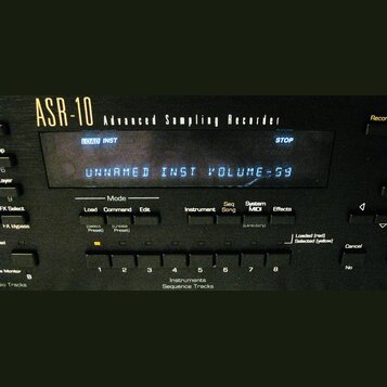 Detailní pohled na ovládací panel sampleru s nápisem ASR-10 Advanced Sampling Recorder. Modrý displej zobrazuje text UNNAMED INST VOLUME-59 a v horní…