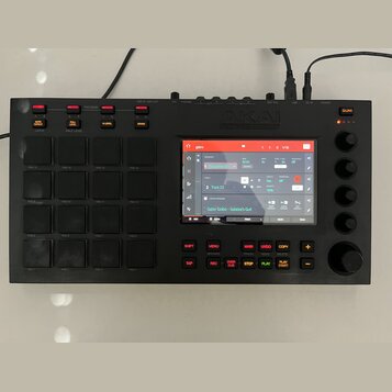 Černý samplingový kontrolér značky AKAI PROFESSIONAL s integrovaným barevným displejem. Zařízení obsahuje 16 gumových padů, několik ovládacích tlačít…