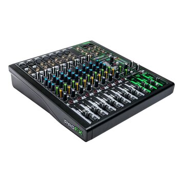 Černý mixážní pult s řadou ovládacích prvků, posuvníků a konektorů. Na přední hraně je zelený nápis PROFX, v horní části panelu je vidět označení Pro…