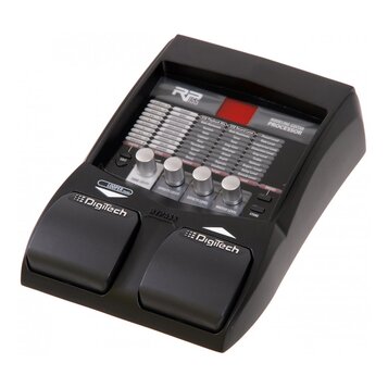 Černý kytarový procesor s nápisem MODELING GUITAR PROCESSOR a označením RP55. Zařízení obsahuje řadu posuvníků s popisky jako PICKUP, WAH, COMPRESSOR…