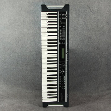 Černý digitální klavír s bílými a černými klávesami. Na pravé straně jsou umístěny ovládací prvky, displej a nápisy „YAMAHA“ a „MOTIF XS8“. V dolní p…
