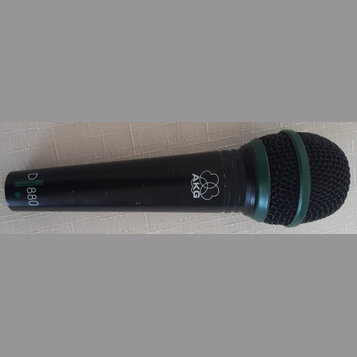 Černý dynamický mikrofon s kovovou síťkou a zeleným kroužkem. Na těle je bílé logo AKG a nápis D 880, který se opakuje i v zeleném poli u spodní část…