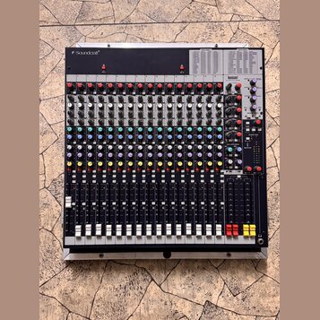 Míchací pult s černým panelem a stříbrným rámem. V levém horním rohu je nápis Soundcraft® a v pravé části logo lexicon. Obsahuje 16 vstupních kanálů…