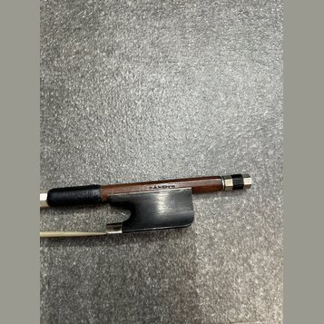 Detail smyčce s hnědým dřevěným tětivem a černým koženým omotem v rukojeti. Na dřevě je viditelný nápis G. ANDOVER. Konec smyčce je zakončen kovovým…