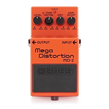 Oranžový efekt pedál s nápisy Mega Distortion a MD-2. V horní části jsou čtyři černé oválné knoflíky s popisky LEVEL, TONE BOTTOM a DIST, GAIN BOOST…