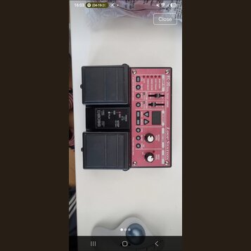 Růžový efekt pedál s nápisy RC-30 DUAL TRACK LOOPER a LoopStation. Zařízení má dvě černé nožní spínače, několik tlačítek a dva otočné ovladače. Na če…