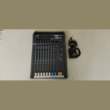 Šedý mixážní pult s nápisem SPIRIT FOLIO by TASCAM a označením F1. Zařízení obsahuje několik vstupních kanálů s posuvníky, knoflíky a kontrolkami. Ve…