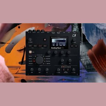 Černý analogový efektový procesor s nápisem Analog Heat +FX a logem Elektron v pravém horním rohu. Zařízení má digitální displej, několik ovládacích…