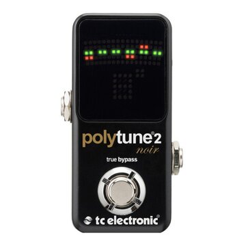 Černý kytarový tuner s digitálním displejem, na kterém svítí červené a zelené kontrolky. Na přední straně je nápis polytune2 noir a text true bypass.…
