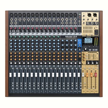 Digitální mixážní pult Model 24 MIXER/INTERFACE/RECORDER značky TASCAM v černé barvě s dřevěnými bočními panely. Zařízení obsahuje 22 vstupních kanál…