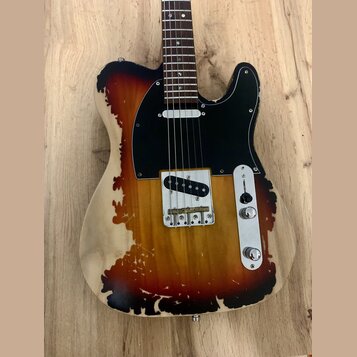 Elektrická kytara typu Telecaster s dřevem v přirozené barvě a tmavě hnědým, nepravidelným „spáleným“ vzorem. Má černý pickguard a jeden snímač u mos…