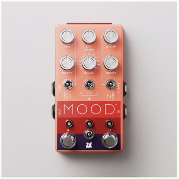 Růžový efekt pedál s nápisem MOOD. Na horní části jsou šest otáčivých ovladačů s popisky TIME, MIX (RAMP), LENGTH a MODIFY. Uprostřed se nachází přep…