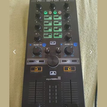 Černý DJ kontrolér s nápisem MDD-10R v horní části a logem algoriddim ve spodní polovině. Zařízení obsahuje několik otočných knoflíků, posuvníků a řa…