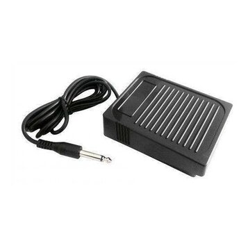 Černý sustain pedál s žebrovaným povrchem z plastu a gumy. K pedálu vede černý kabel zakončený 6,3mm jack konektorem. Na zařízení nejsou vidět žádné…