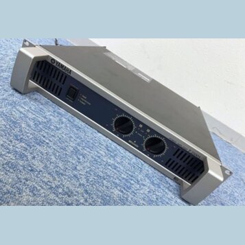 Stříbrný rackový výkonový zesilovač s tmavě modrým předním panelem. Na horní liště je nápis YAMAHA a vpravo dole označení POWER AMPLIFIER P2500S. Pří…