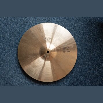 Kruhová mosazná činely s jemným broušením povrchu. Na povrchu je vyražen nápis PAISTE 505 a text MEDIUM HI-HAT BOTTOM. Činely vykazuje minimální znám…