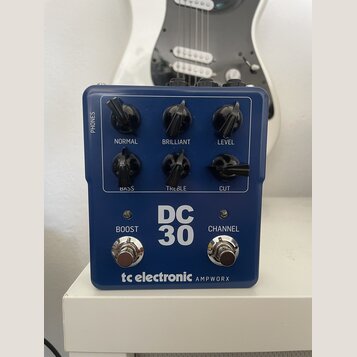 Modrý kytarový pedál s nápisy DC 30, tc electronic a AMPWORX. Zařízení má šest černých otočných ovladačů s popisky NORMAL, BRILLIANT, LEVEL, BASS, TR…