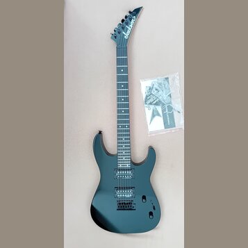 Černá elektrická kytara s typickým špičatým hřátem, na kterém je bílý nápis Jackson. Nástroj má dva humbuckery, strunovou kotvu a černý hardware. Ved…