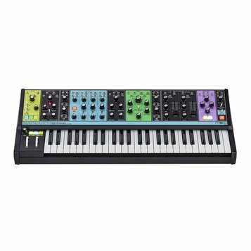 Elektronický syntetizátor s klaviaturou a ovládacím panelem rozděleným do barevných sekcí (žlutá, černá, modrá, zelená a fialová). Na modrém proužku…