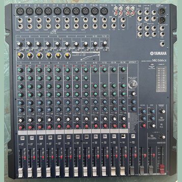 Černý mixovací pult s nápisem YAMAHA a označením modelu MG166CX. Zařízení obsahuje vícevstupní sekci s knoflíky pro Gain, High, Mid a Low, řadu posuv…