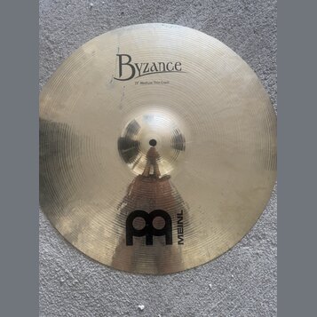 Zlatavý cymbál typu crash s viditelným rýhováním povrchu. Na horní části je nápis Byzance a pod ním text 19" Medium Thin Crash. Ve spodní části je um…