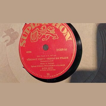 Černý vinylový disk s červeným štítkem a zlatými nápisy. Na štítku je nahoře nápis SUPRAPHON a obrázek lva s harfou. Uprostřed jsou texty 45356, 5120…
