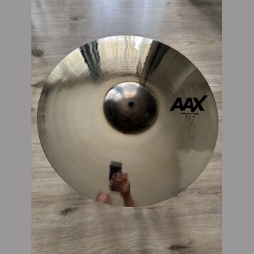 Kruhový činel z lesklého kovu s viditelným rýhováním. Na povrchu je černý nápis AAX a pod ním text X-Plosion Crash 18"/45 cm. Povrch je v dobrém stav…