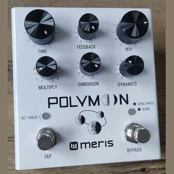 Bílý efekt pedál s nápisy POLYMOON a meris. Na horním panelu se nachází šest černých otočných ovladačů s popisky TIME, FEEDBACK, MIX, MULTIPLY, DIMEN…