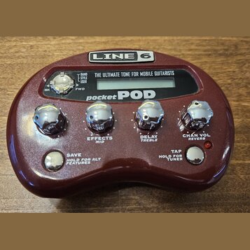 Vínový efektový procesor s nápisy LINE 6 a pocket POD. Zařízení má čtyři chromované otočné ovladače s popisky EFFECTS MID, DELAY TREBLE a CHAN VOL RE…