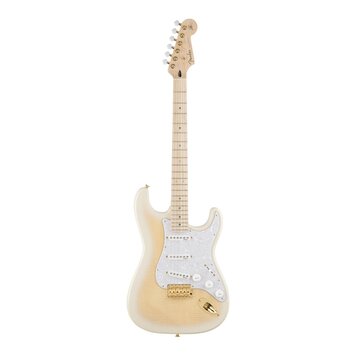 Elektrická kytara s bílo-krémovým průsvitným povrchem těla a světlým javorovým hmatníkem. Na hlavě je vidět logo Fender a nápis STRATOCASTER. Kytara…
