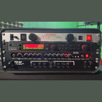 Sestava zařízení v černém rackovém pouzdře. Horní modul je bílý s nápisy PHONIC a PPC9000E POWER CONDITIONER WITH LIGHT MODULES, obsahuje přepínače,…