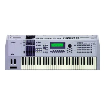 Světle šedý digitální klavír s klávesnicí. Na horním panelu je nápis YAMAHA a zrcadlově otočený text MOTIF ES6, dále je zde logo YAMAHA a modelové oz…