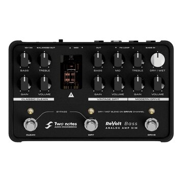 Černý efektový pedál s nápisy Two notes AUDIO ENGINEERING, ReVolt Bass ANALOG AMP SIM. Zařízení obsahuje osm otočných potenciometrů s bílými popisky…