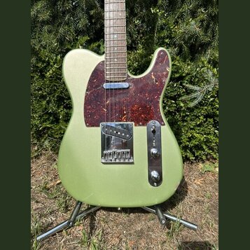 Elektrická kytara typu Telecaster v olivově zelené metalické barvě s hnědo-červeným vzorovaným pickguardem. Nástroj má javorový hmatník a chromované…