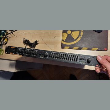 Černý rackový grafický ekvalizér s nápisy gemini a EQX 80 GRAPHIC EQUALIZER. Zařízení obsahuje dvě sady posuvníků pro CHANNEL A a CHANNEL B, několik…
