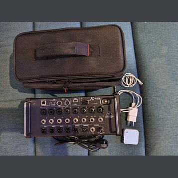 Černý digitální mixážní pult s nápisem X AIR XR16 a logem behringer. Zařízení obsahuje řadu vstupních konektorů, ovládacích prvků a USB port. Součást…