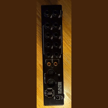 Zadní strana černého audio rozhraní s několika konektory. Na zařízení jsou nápisy Line Inputs (vstup 3 a 4), Line Outputs (výstupy 1 až 8) a S/PDIF (…