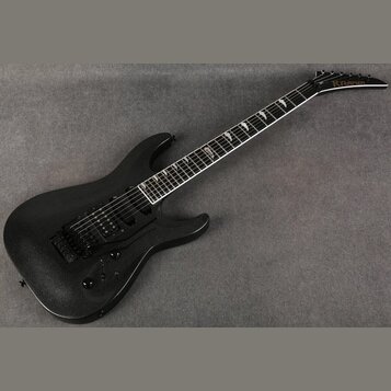 Černá elektrická kytara s matným povrchem a černým hardwarem. Na hlavě hmatníku je bílý nápis Kramer. Nástroj má dva humbuckery, ovládací knoflíky a…