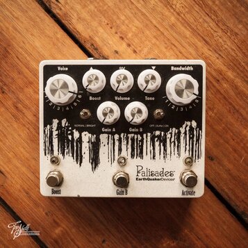 Bílý kytarový efekt s nápisy Palisades a EarthQuakerDevices. Horní část obsahuje pět otočných oválů s popisky Voice, Boost, Volume, Tone a Bandwidth,…