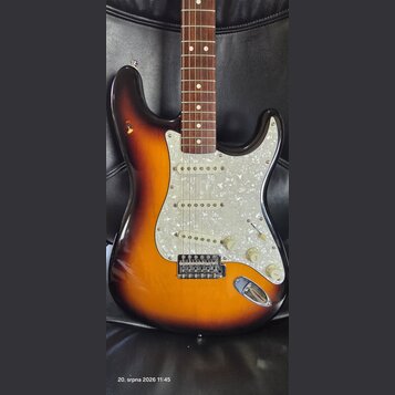 Elektrická kytara s korpusem v barevném přechodu od tmavě hnědé k žluté. Nástroj má bílý perleťový pickguard, tři snímače s bílými plastovými kryty a…