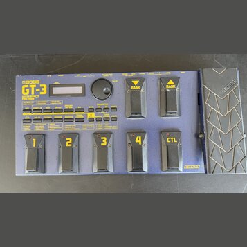 Modrý kytarový procesor s nápisy BOSS GT-3 GUITAR EFFECTS PROCESSOR. Zařízení obsahuje pět stoupacích spínačů označených čísly 1, 2, 3, 4 a nápisem C…