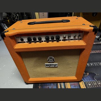 Kytarový kombozesilovač v oranžovém vinylu s černou rukojetí a rohymi. Na horním ovládacím panelu je nápis ORANGE, označení TH30 a řada ovladačů s po…