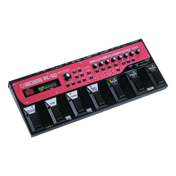 Červený loop pedal s černým šasi a osmi černými spínači. Na horní části je bílý nápis BOSS RC-50 a logo BOSS Corporation. Zařízení obsahuje několik p…