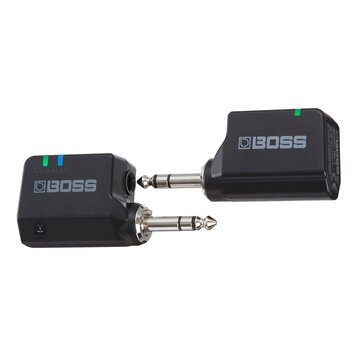 Dvě černé bezdrátové vysílače/přijímače značky BOSS s 6,3mm jack konektory. Na těle obou zařízení je šedé logo BOSS a zelená kontrolní LED dioda. Lev…