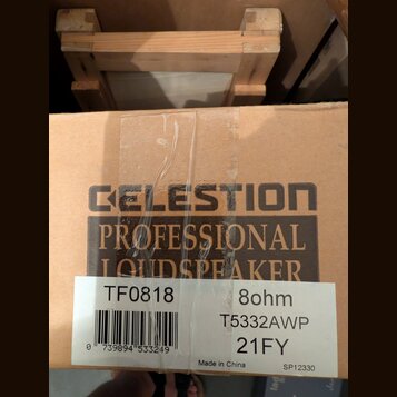 Fotografie zachycuje kartonovou krabici s nápisem CELESTION PROFESSIONAL LOUDSPEAKER. Na krabici je bílá nálepka s označením TF0818, 8ohm, T5332AWP a…