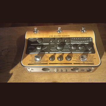 Kytarový procesor v dřevěném provedení s nápisem ACOUSTIC CREATOR AC-3. Zařízení má několik ovládacích knoflíků, přepínačů a tři stomečkové spínače v…