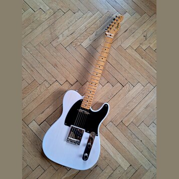 Bílá elektrická kytara typu Telecaster s černým pickguardem a hnedým javorovým hmatníkem. Na hlavě krku je viditelné logo "Squier". Nástroj vykazuje…